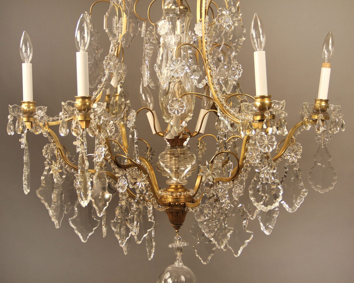 A Fine Late 19th Century Gilt Bronze and Crystal Twelve Light Chandelier - Image 4