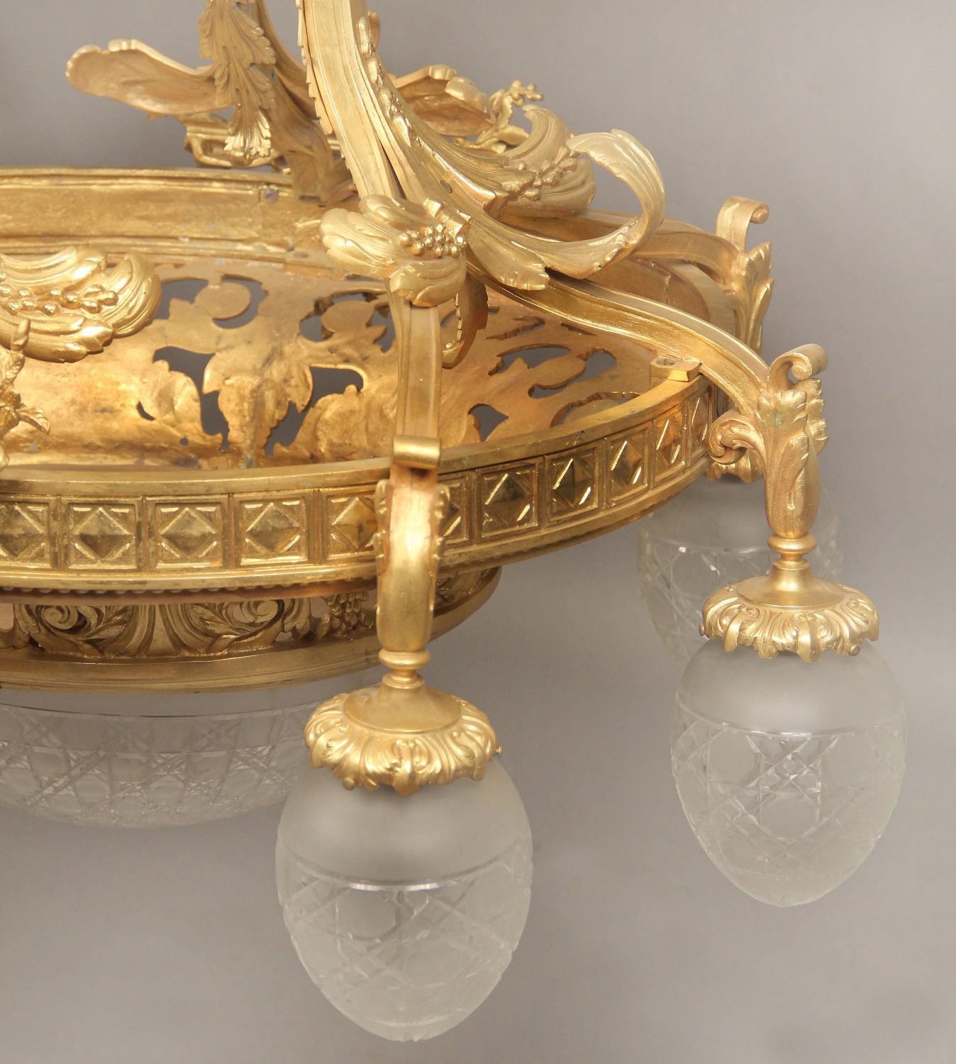 A Wonderful Early 20th Century Gilt Bronze Ten Light Chandelier - Image 4