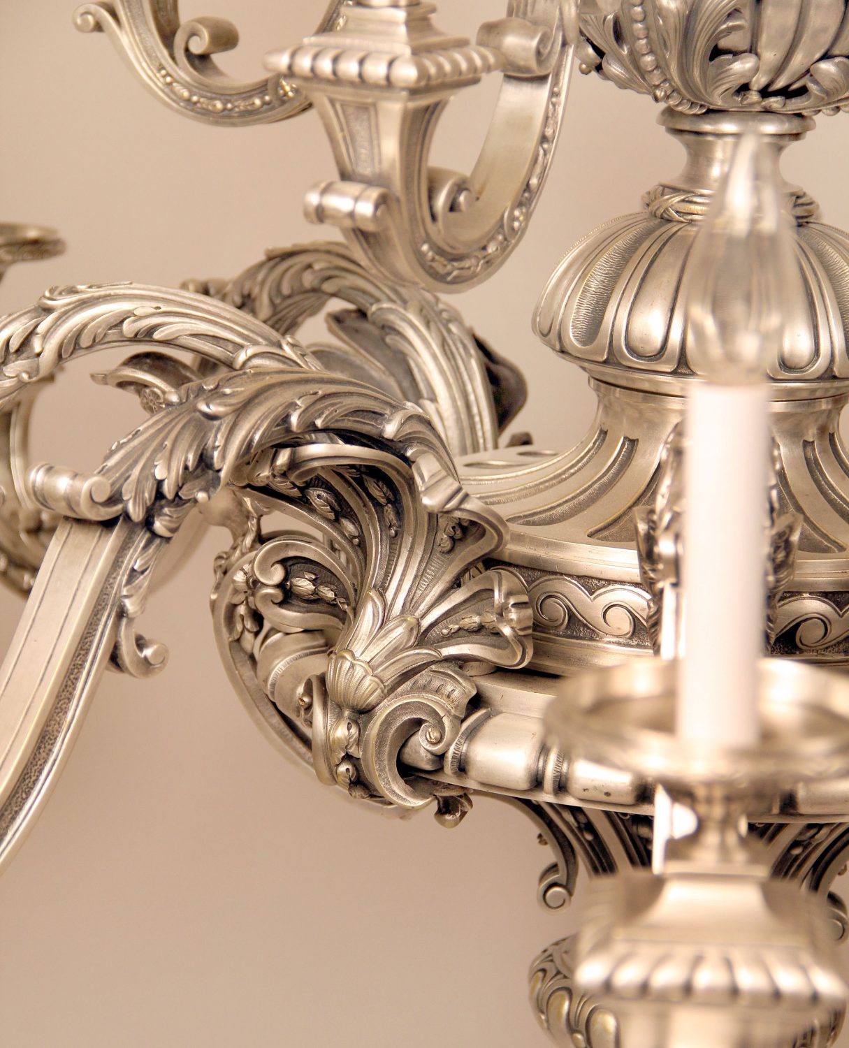 A Fantastic Late 19th Century Silvered Bronze Twelve Light Chandelier - Image 4