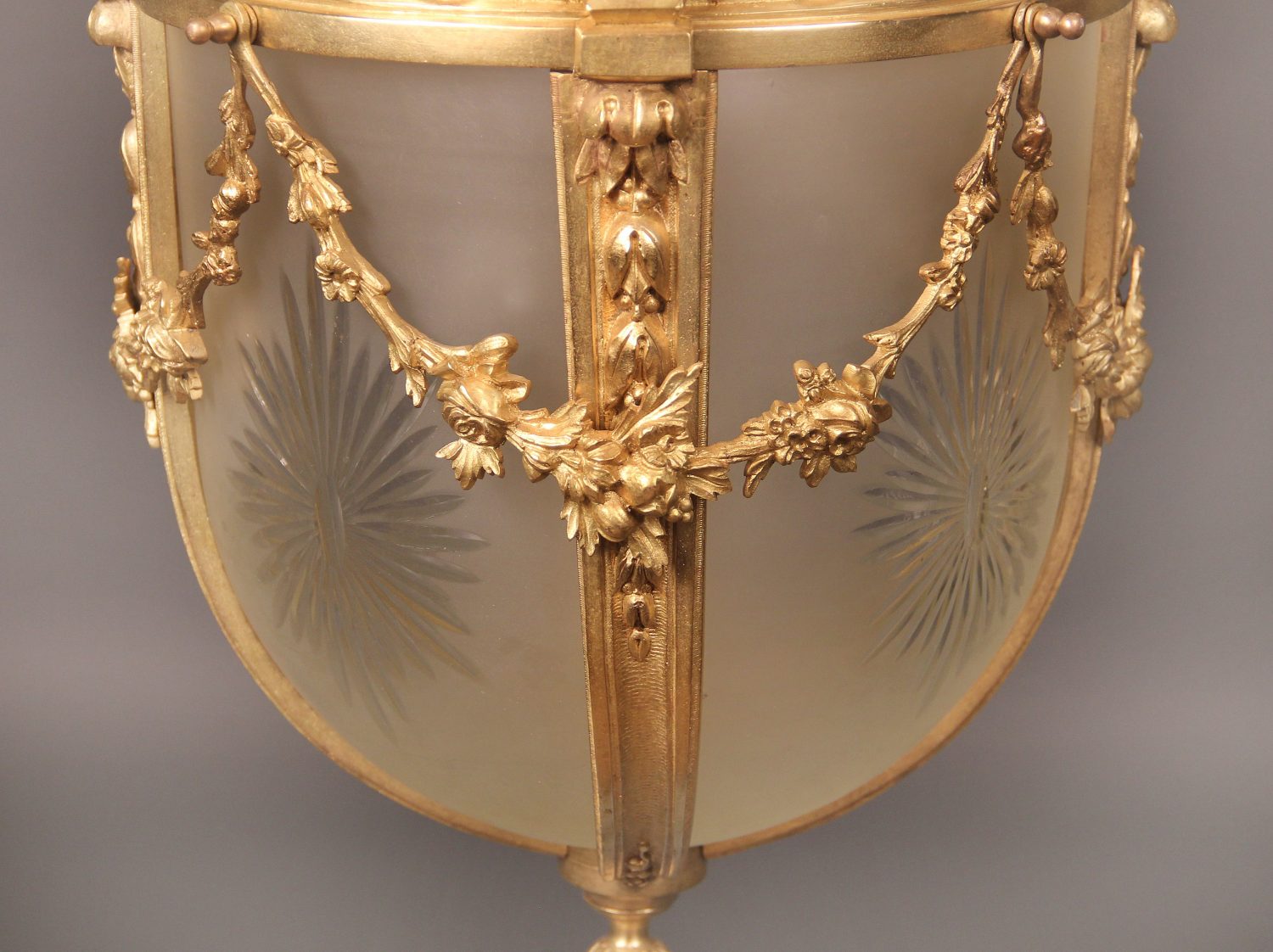 A Late 19th/Early 20th Century Gilt Bronze and Etched Frosted Glass Hall Lantern - Image 4