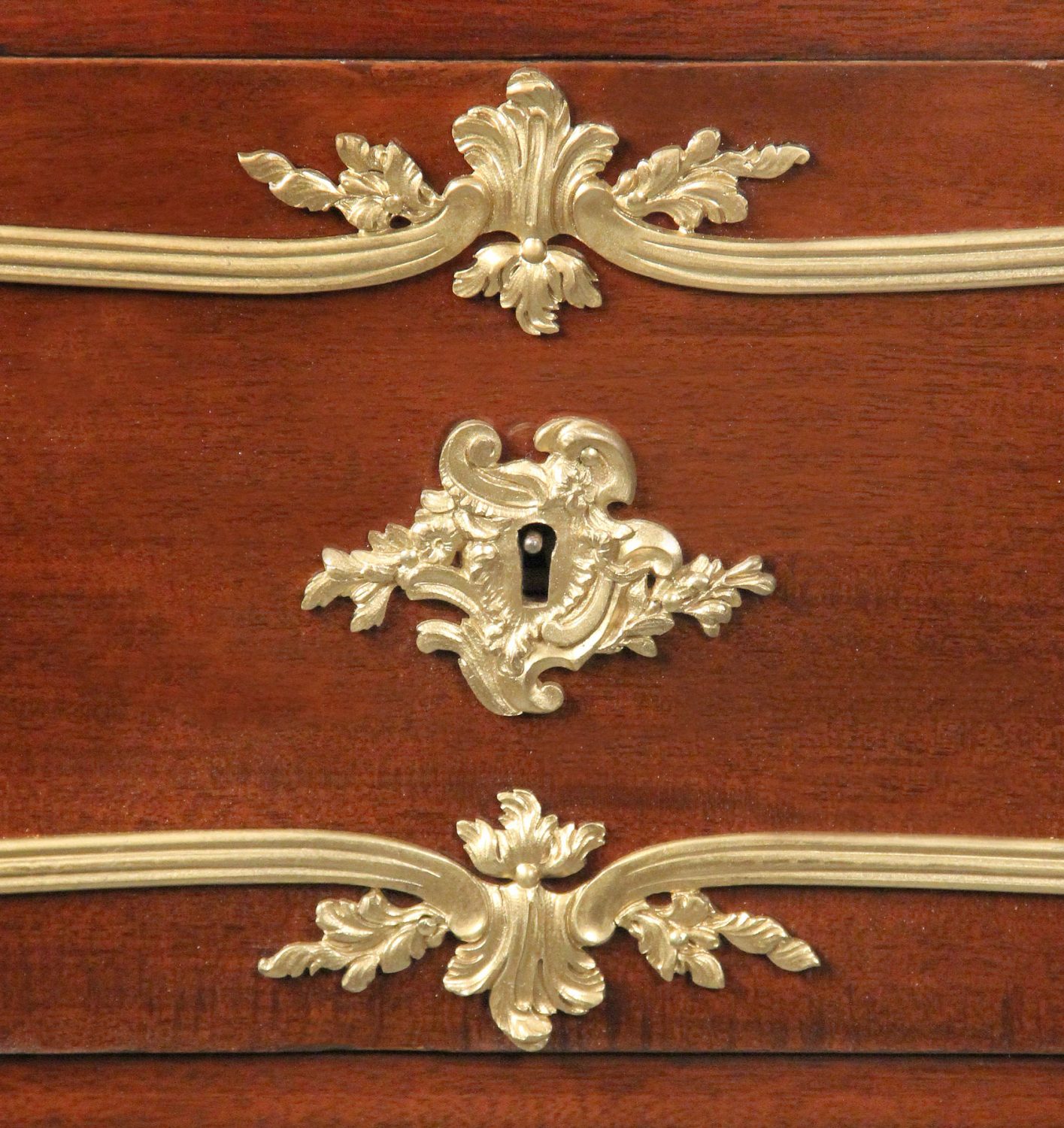 An Early 20th Century Gilt Bronze Mounted Louis XV Style Chest of Drawers By François Linke - Image 3