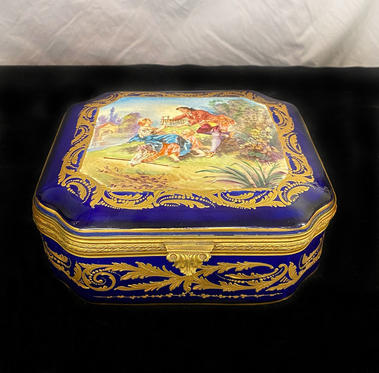 A Nice Late 19th Century Sèvres Style Porcelain Jewelry Box and Cover - Image 2