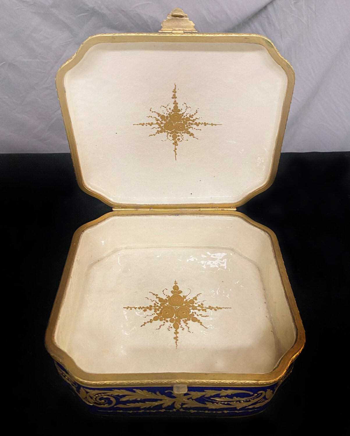 A Nice Late 19th Century Sèvres Style Porcelain Jewelry Box and Cover - Image 3