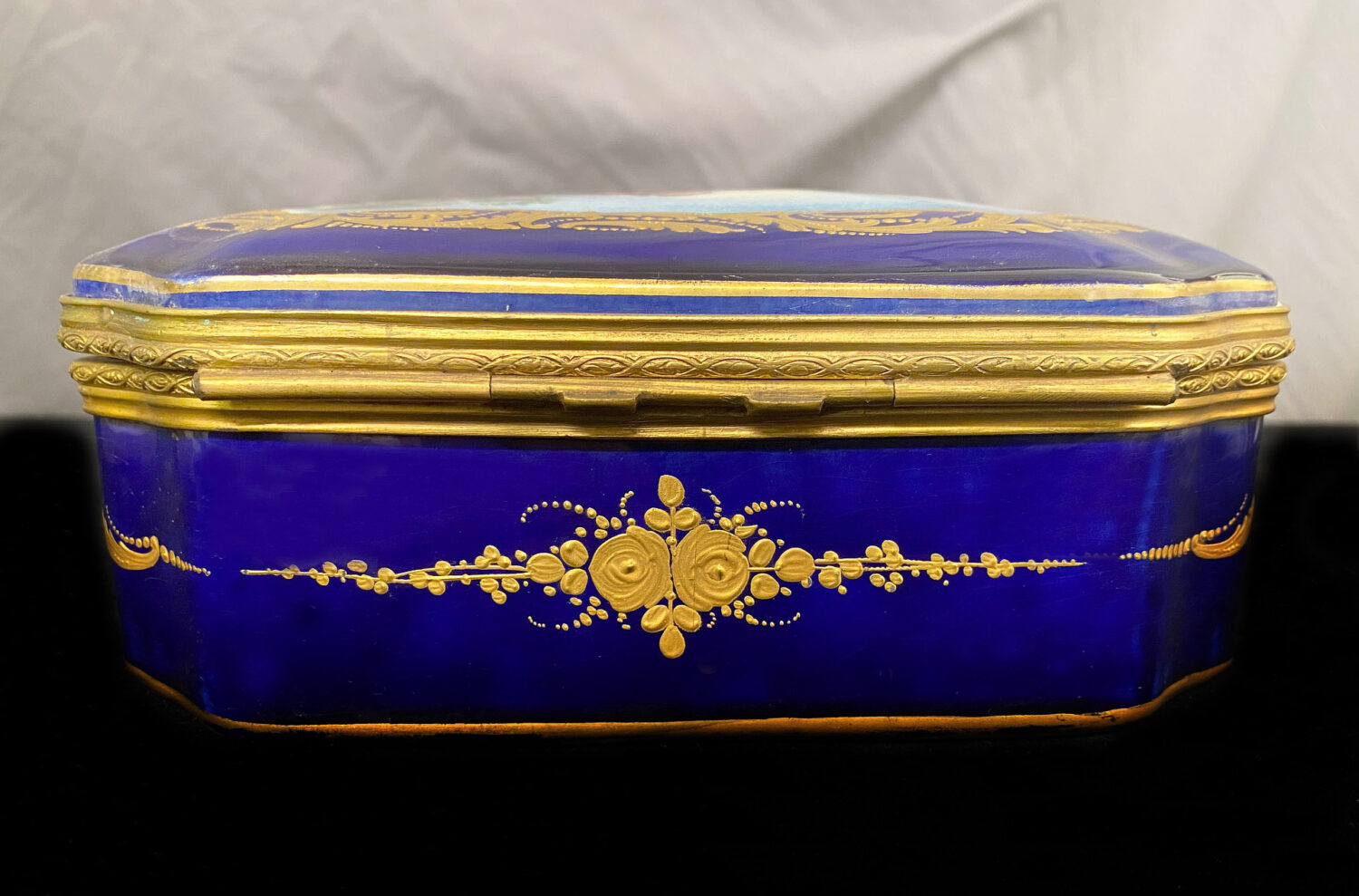 A Nice Late 19th Century Sèvres Style Porcelain Jewelry Box and Cover - Image 4